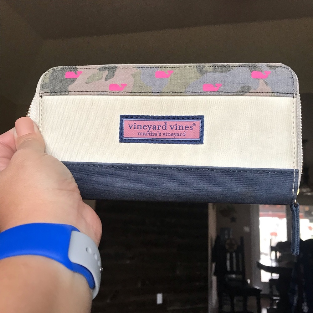 Vineyard vines wallet, used but in good condition!